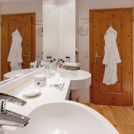 großzügiges Badezimmer flacher Einstieg Dusche