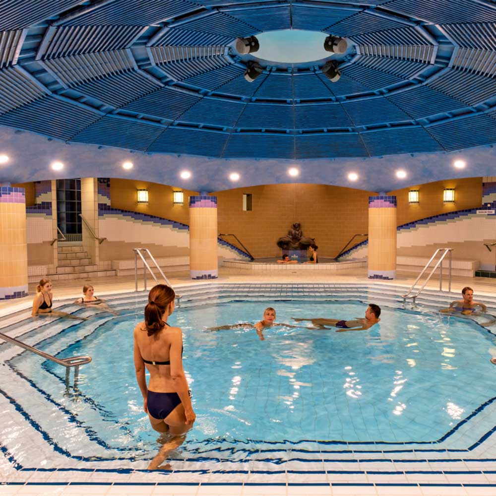 Chrysanti-Badehalle in der Rottal Terme in Bad Birnbach. Chrysanti-Badehalle in der Rottal Terme in Bad Birnbach.