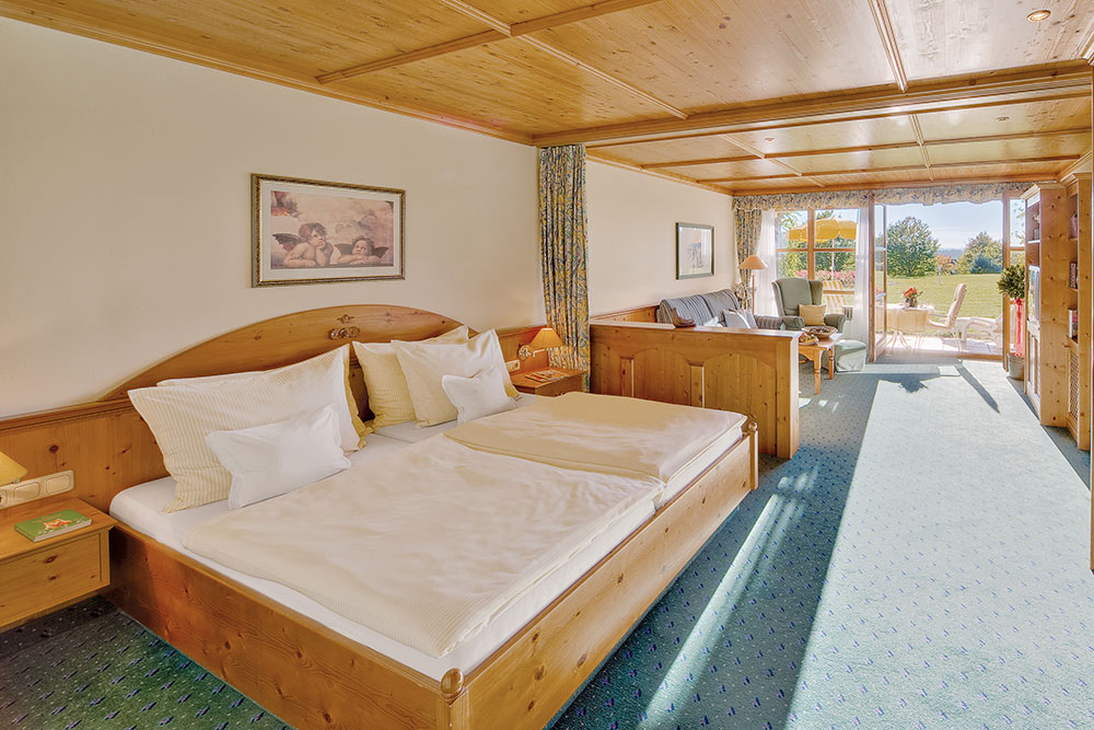 Großzügiges Zimmer im Aparthotel am Sonnenhügel in Bad Birnbach. Großzügiges Zimmer im Aparthotel am Sonnenhügel in Bad Birnbach.