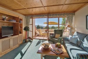 Großzügiges Zimmer mit Ausblick auf das Rottal im Aparthotel am Sonnenhügel.
