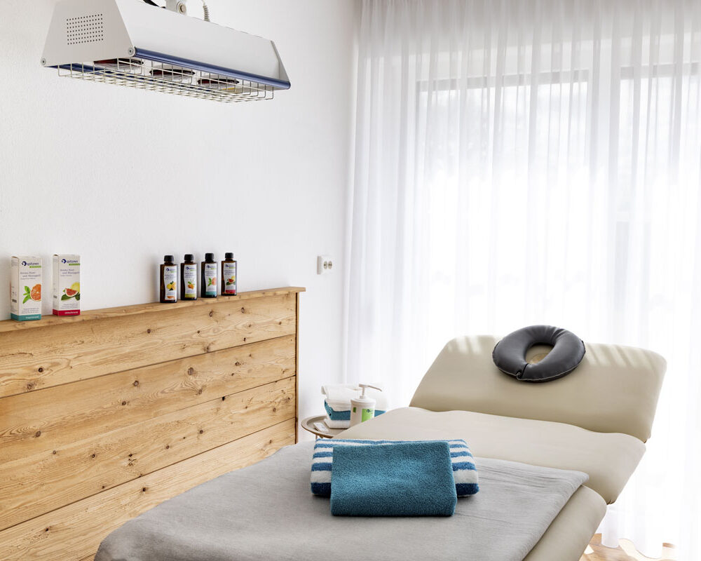 Helle Behandlungsräume in der Massagepraxis.