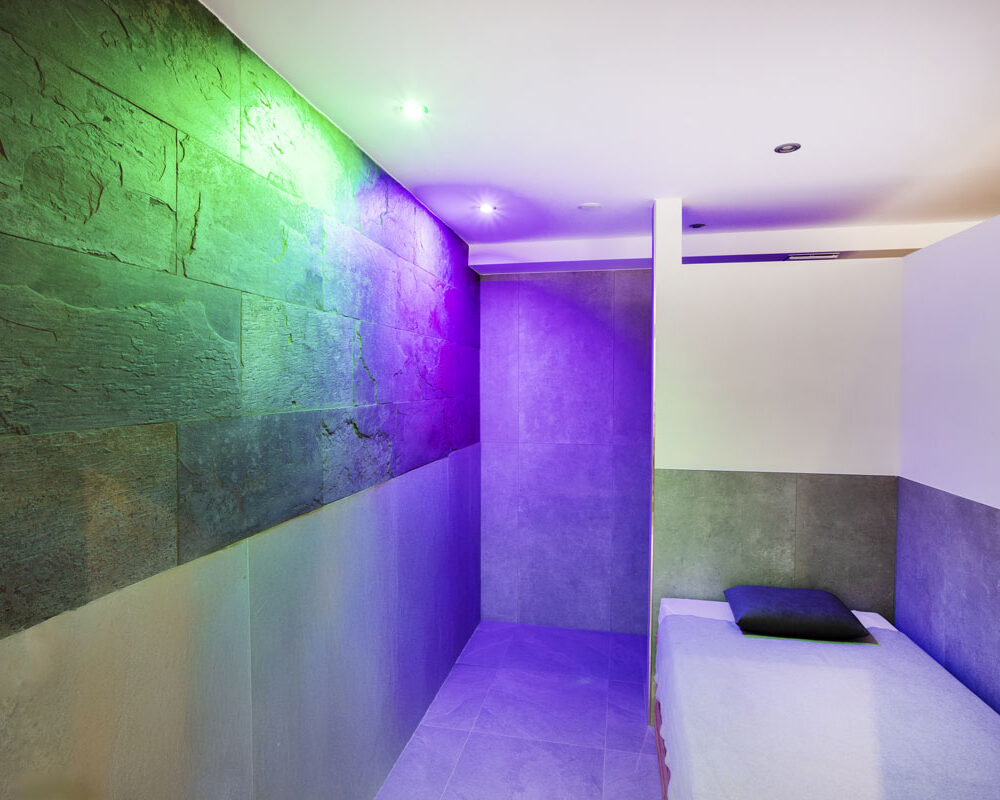 Fangokabine mit indirekter Beleuchtung Massagepraxis Aparthotel am Sonnenhuegel