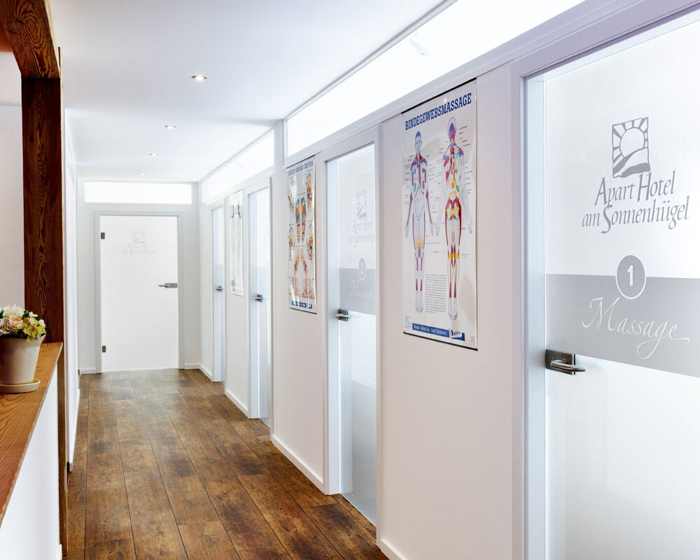 Gang zu den Behandlungsraeumen Massagepraxis Aparthotel am Sonnenhuegel