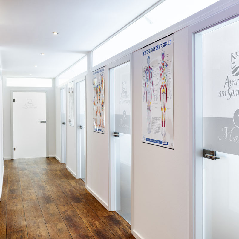 Gang zu den Behandlungsraeumen Massagepraxis Aparthotel am Sonnenhuegel