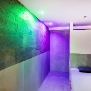 Fangokabine mit indirekter Beleuchtung Massagepraxis Aparthotel am Sonnenhuegel